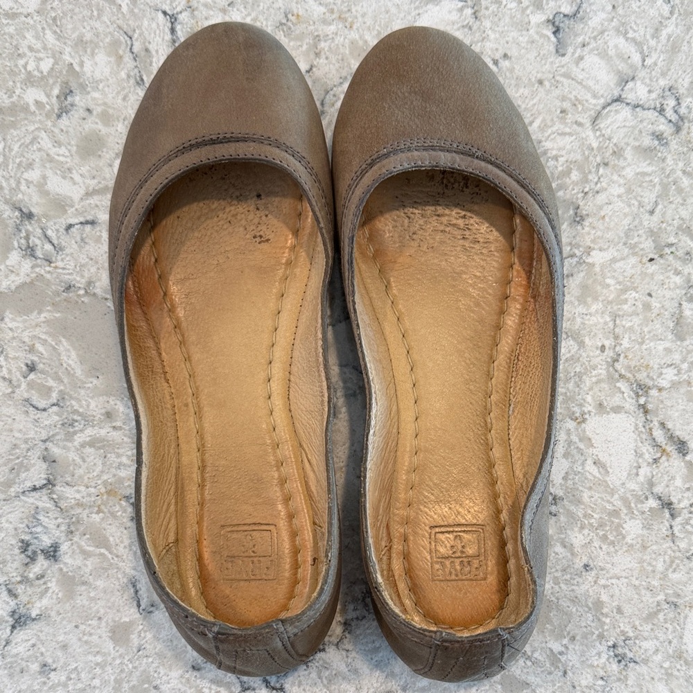 Frye Women’s Carson Taupe Leather Flats Size 6